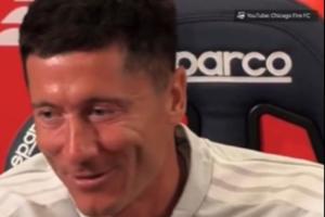 逗笑记者!莱万调侃:真搞不懂你们为啥叫soccer,明明是用脚踢的