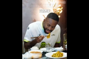 巴坎布曹永竞评中餐美食:果木烤鸭巴坎布评拉,毛血旺两人都评拉
