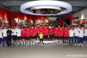 长春亚泰队参观亚泰文化馆开展传承精神主题教育