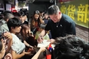 朱芳雨:这么多年一直得到大家对我的喜欢和支持 很荣幸