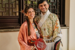 佩德里晒苏州之行照片:体验汉服、踢蹴鞠、参观苏州园林