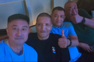 巩晓彬:杜指导攒局 好兄弟都得来 只要聚到一起人就很松弛很快乐