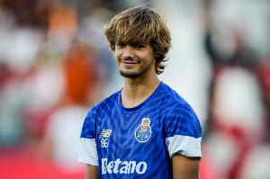 记者:19岁波尔图中场莫拉即将加盟罗马,正在处理转会手续