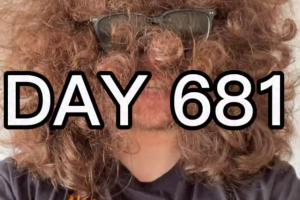 新赛季英超周末揭幕!曼联“蓄发哥”681天未理发,近乎野人状态