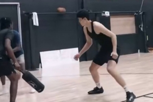 拓媒晒杨瀚森训练片段:休赛期训练 小杨要开启“恐怖模式”了