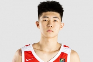 媒体人:中国U18男篮输球有自己原因 但今天的裁判真的很糟糕
