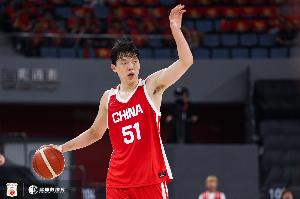 媒体人:杨瀚森低位真练出来了 一招一式真扎实 稳定虐菜也是本事