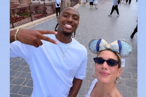 Klutch Sports美女助理晒与马克西合影:唯一让我敢坐过山车的人