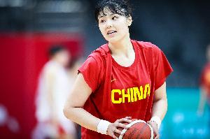 媒体人:护照遗失这理由难让人信服 不如不说 李月汝不去就不去呗