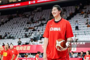媒体人:美国女篮那几个黑人锋线的弹跳力 张子宇拿不到球很正常