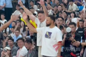 化身气氛组担当!库里前排观看粤BA比赛 站起身与球员击掌互动